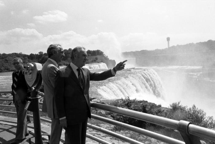 Governor Hugh Carey visiting Niagara Falls, 1978