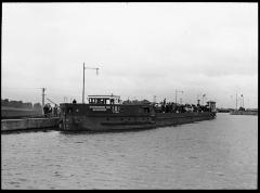 Barge Canal. Motorboat at Lock No. 21, Oneida County, N.Y., 1921