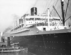 Ships. S.S. Ile De France Docking at Pier.