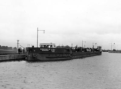 Barge Canal. Motorship 101, Lock 21