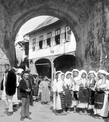 Jugoslavia (Yugoslavia) - Native Men and Women