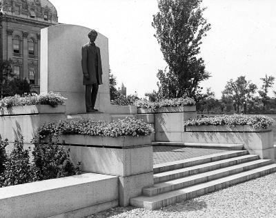 Abraham Lincoln. Statue of Lincoln in Springfield