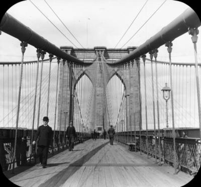 New York City. Brooklyn Bridge, promenade.