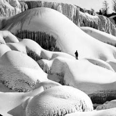 American Falls, Ice Formation at Foot.