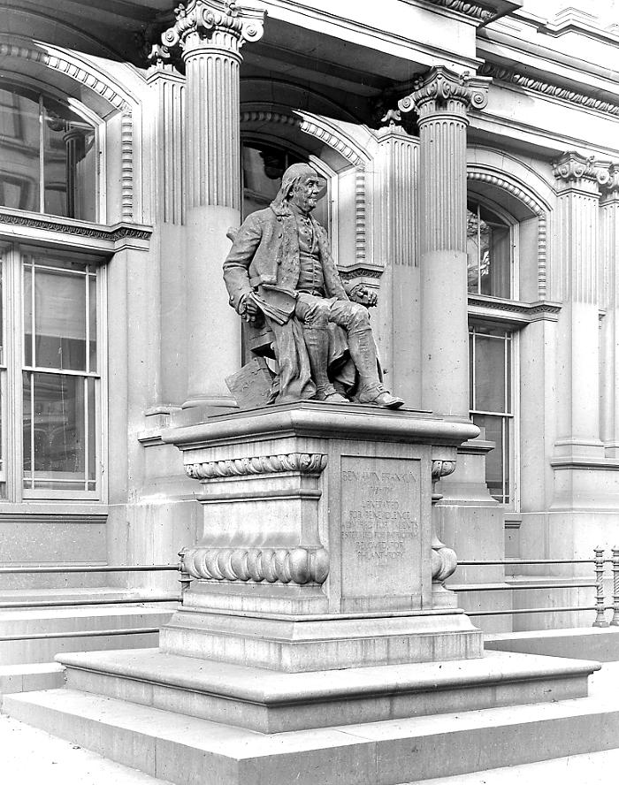 Benjamin Franklin - Franklin Statue in front of the Post Office