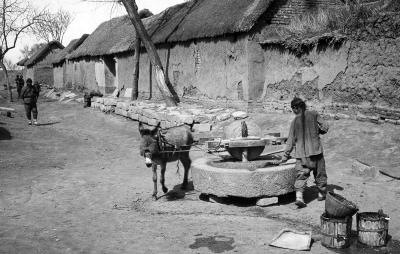 Stone mill in village on the Ssu River near Grand Canal, China