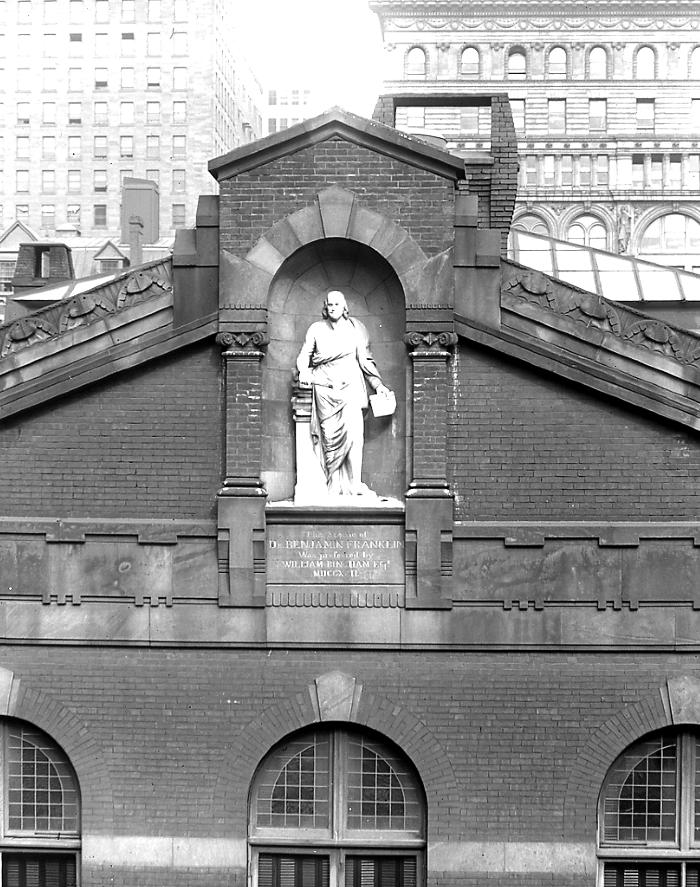 Benjamin Franklin - Statue of Benjamin Franklin on the Philadelphia Library Company Building