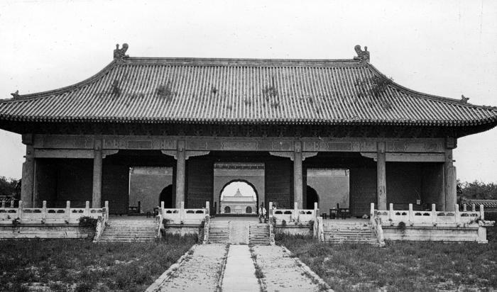 Temple of Heaven gateway and top of Praying Palace visible through arch, Peking, China